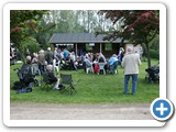 Publikum samles i byparken i Højslev